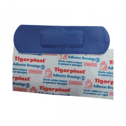 Băng cá nhân nhựa TigerPlast màu xanh hộp 100 cái (22x72mm)